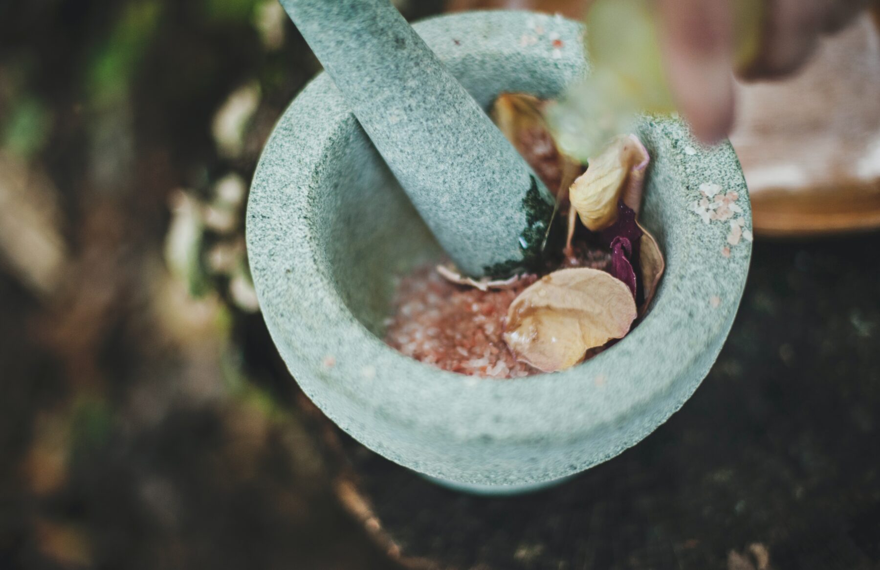 以精油配方重現3種歷史有名的植物芳療-匈牙利皇后水、科隆之水、四賊醋